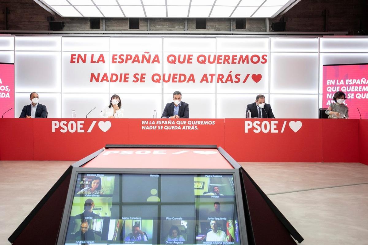 GRAF4479. MADRID, 14/09/2020.- El secretario general del PSOE, Pedro Sánchez (c), preside la reunión del Comité Ejecutivo Federal de su partido este lunes en Madrid acompañado por la presidenta de la Comisión Ejecutiva Federal, Cristina Narbona (c-izda), del secretario de área de Organización, José Luis Ábalos (c-dcha) y del resto de miembros de este órgano ejecutivo, algunos de ellos mediante videoconferencia. EFE/ Eva Ercolase / PSOE / SOLO USO EDITORIAL/NO VENTAS/NO ARCHIVO