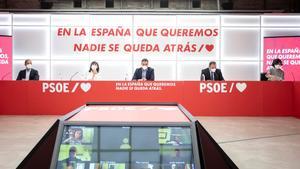 GRAF4479. MADRID, 14/09/2020.- El secretario general del PSOE, Pedro Sánchez (c), preside la reunión del Comité Ejecutivo Federal de su partido este lunes en Madrid acompañado por la presidenta de la Comisión Ejecutiva Federal, Cristina Narbona (c-izda), del secretario de área de Organización, José Luis Ábalos (c-dcha) y del resto de miembros de este órgano ejecutivo, algunos de ellos mediante videoconferencia. EFE/ Eva Ercolase / PSOE / SOLO USO EDITORIAL/NO VENTAS/NO ARCHIVO