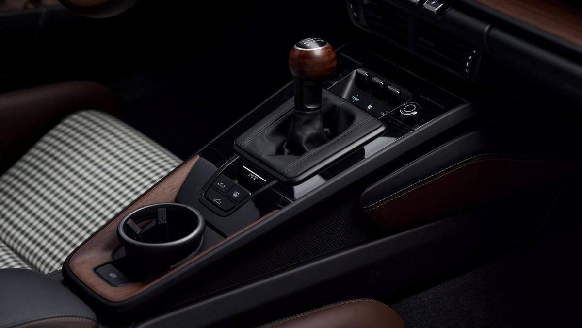 En el interior, las molduras de madera de paldao son una llamada al paisaje montañoso de Taiwán