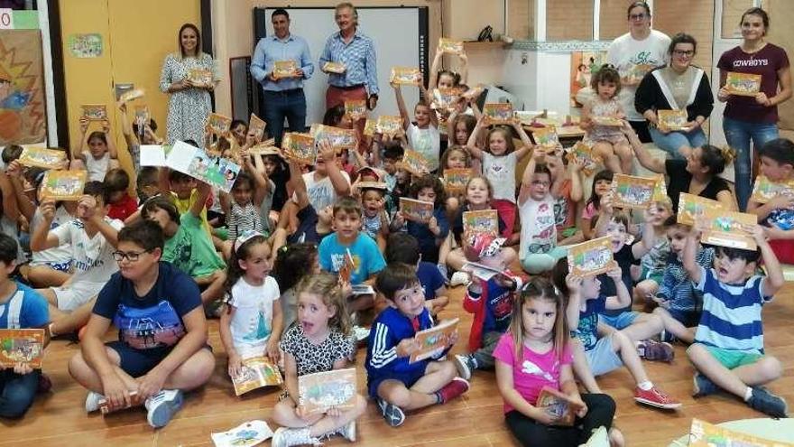 Caldas entrega 1.000 ejemplares del cuento &quot;Os Bolechas...&quot;