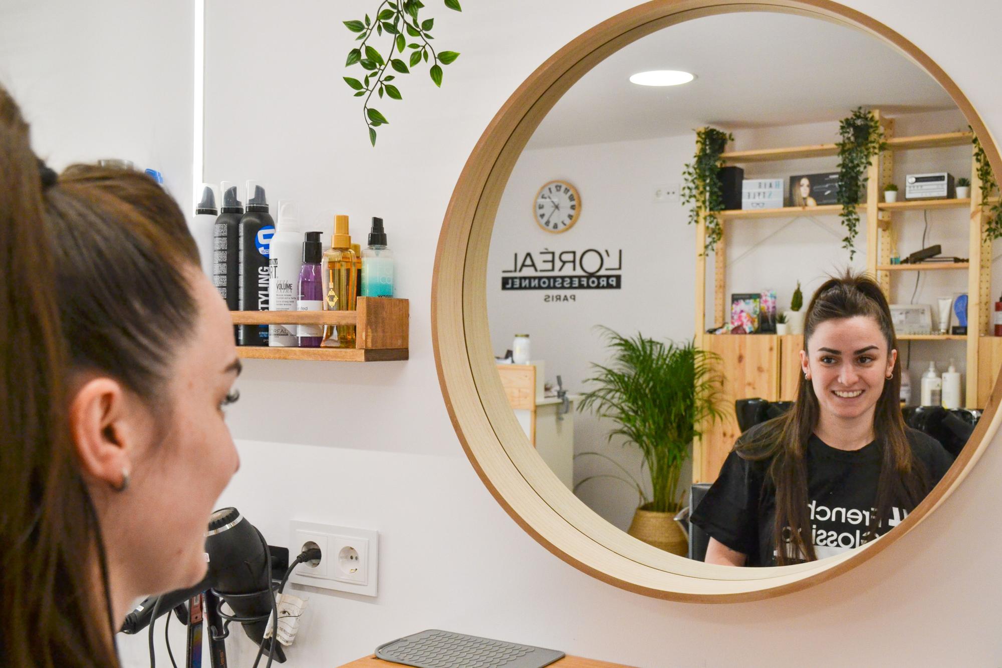 La peluquera valdesana se refleja en uno de los espejos de su establecimiento.