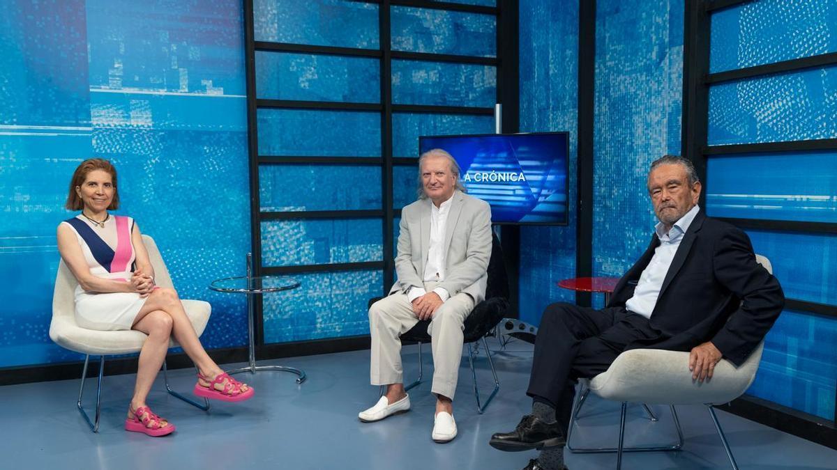 Nuria Oliver y Andrés Pedreño, junto al presentador de La Crónica Gerardo Muñoz Lorente