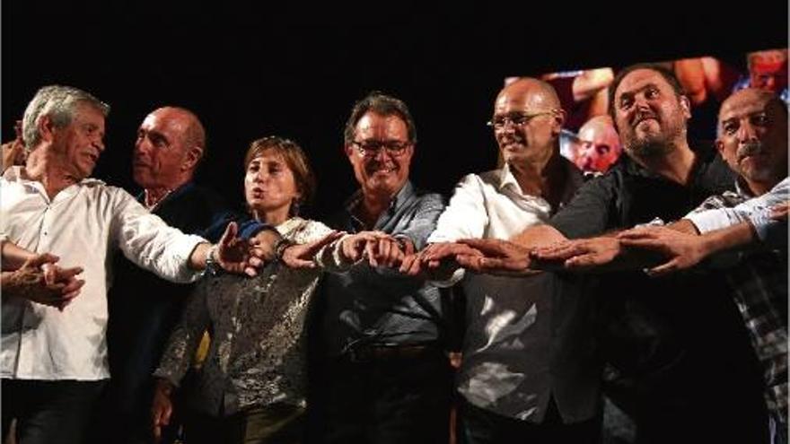 Reyes, Llach, Forcadell, Mas, Romeva, Junqueras i Bel fan pinya amb les mans en l&#039;acte de Junts pel Sí a l&#039;Arc de Triomf.