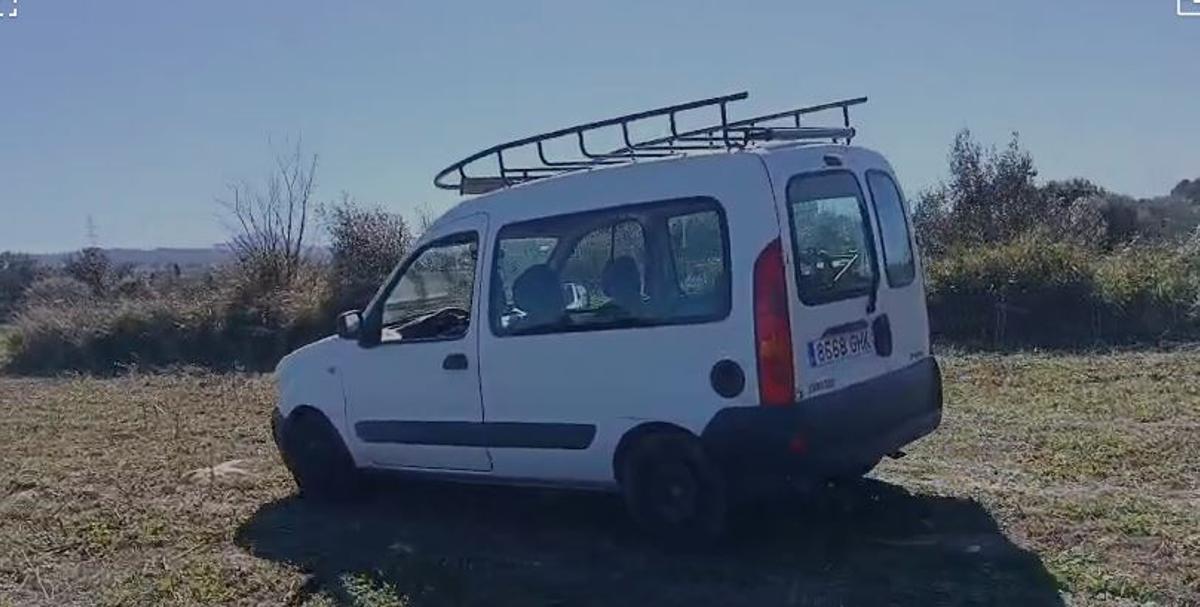 La furgoneta sustraída, una Renault Kangoo matrícula 8668GHK.