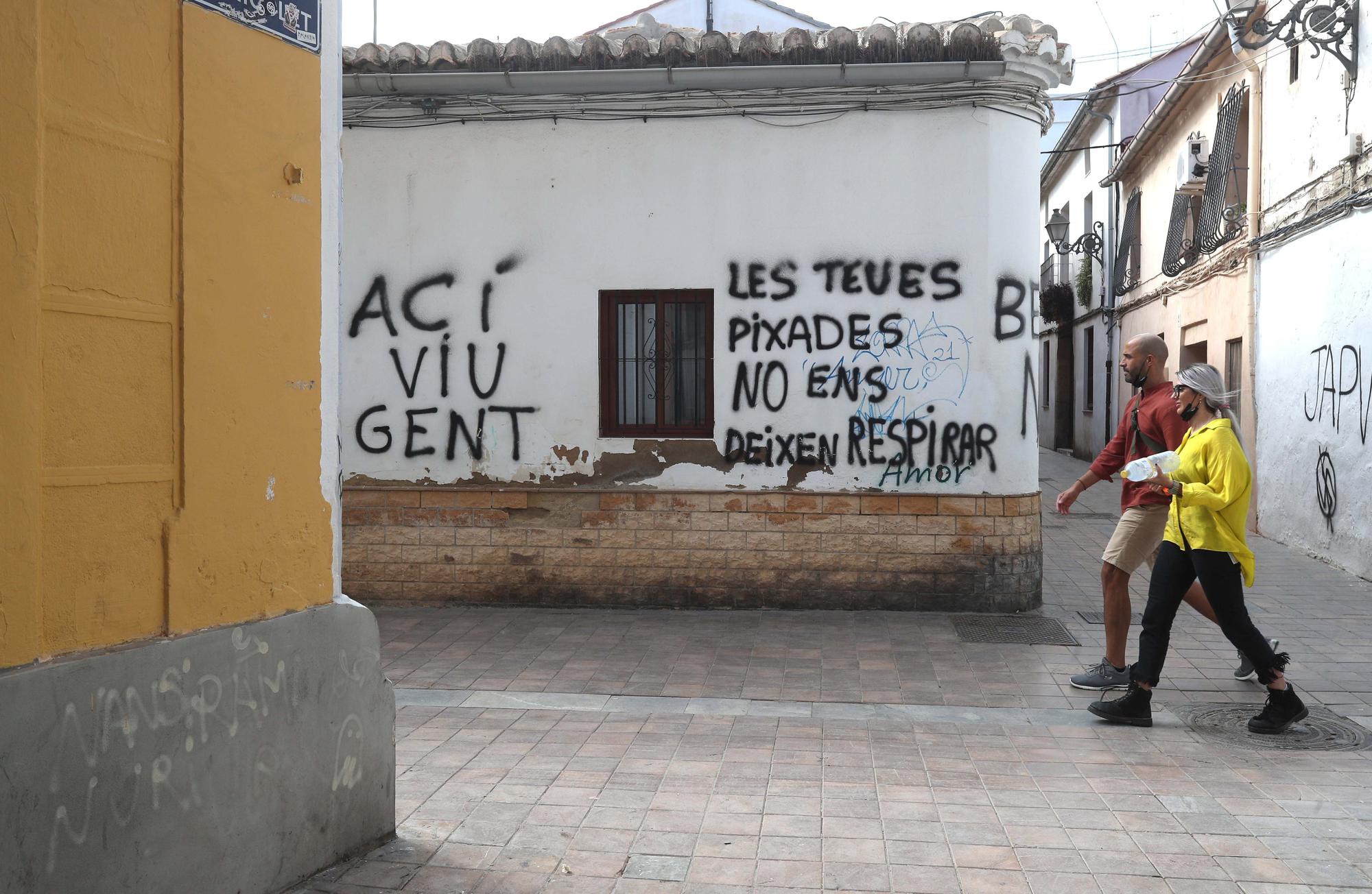 Benimaclet amanece con pintadas en contra de los botellones