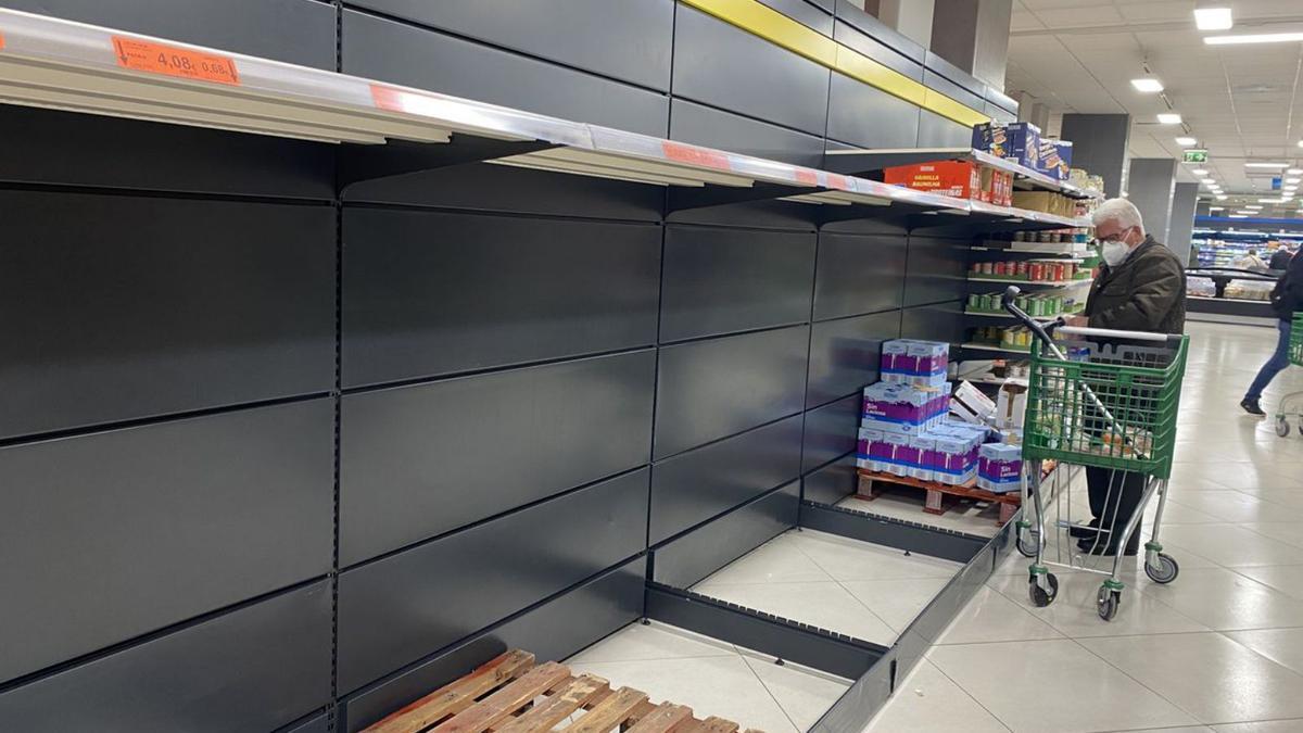 Lineales de leche prácticamente vacíos en un supermercado de la capital.