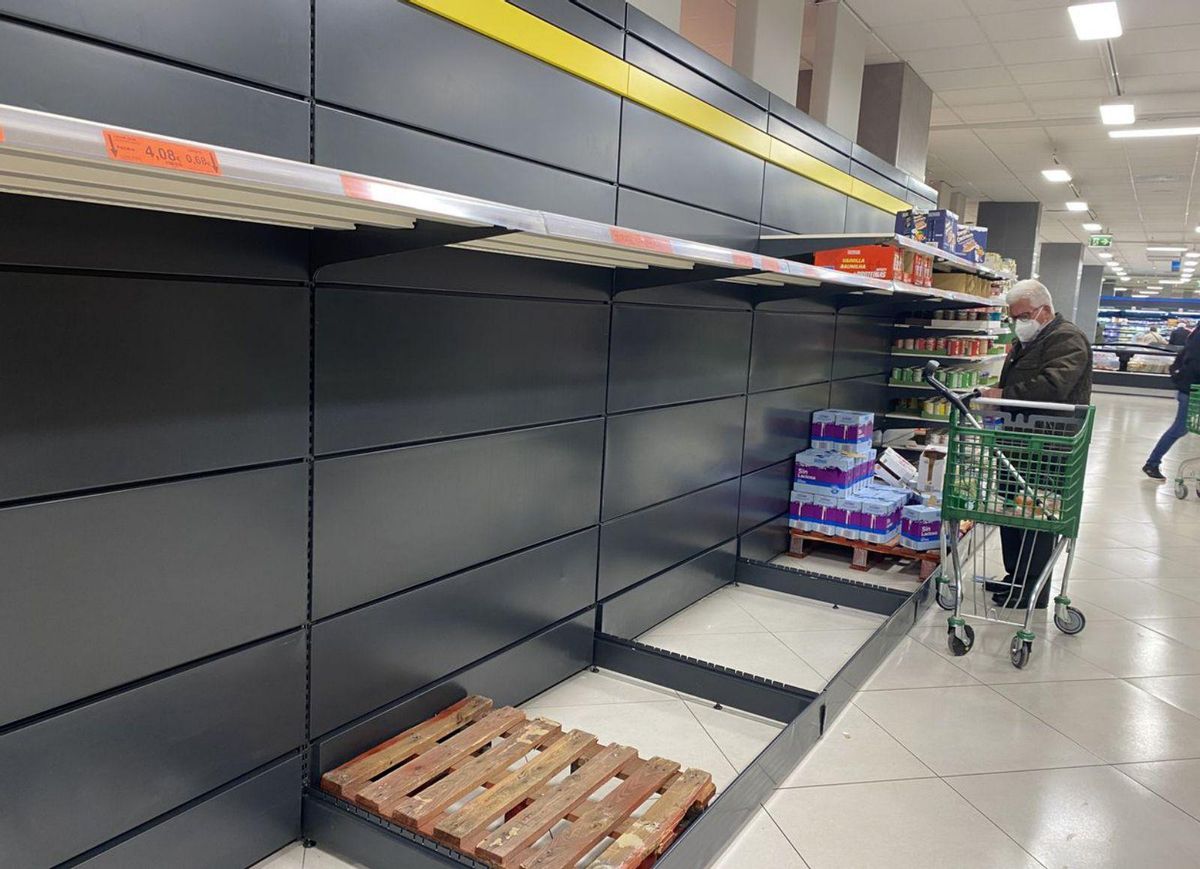 Lineales de leche prácticamente vacíos en un supermercado de la capital.