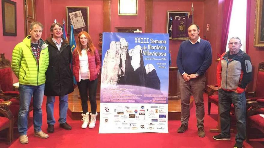 Faustino Ortiz, César Pina, Ana López, Alejandro Vega y Juan Parrondo, con el cartel de la Semana de Montaña de Villaviciosa.