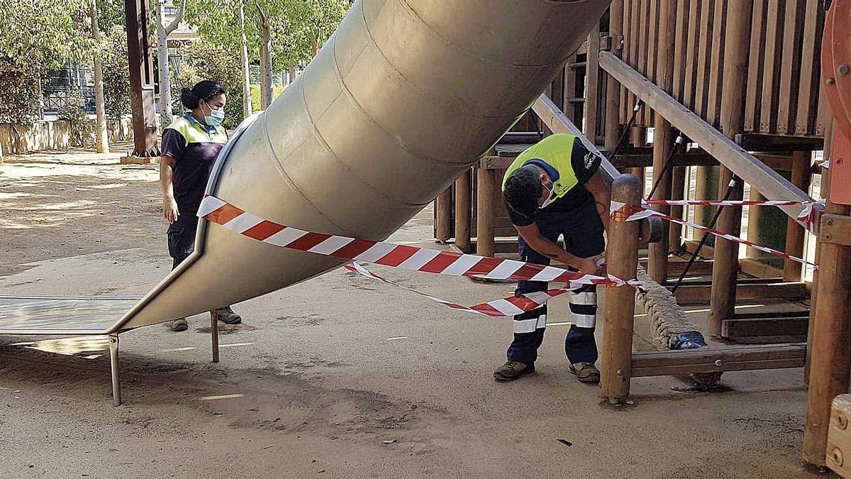 Empleados de la contrata de  Parques y Jardines precintaron ayer  por la mañana el castillo del Parc  de les Estacions.