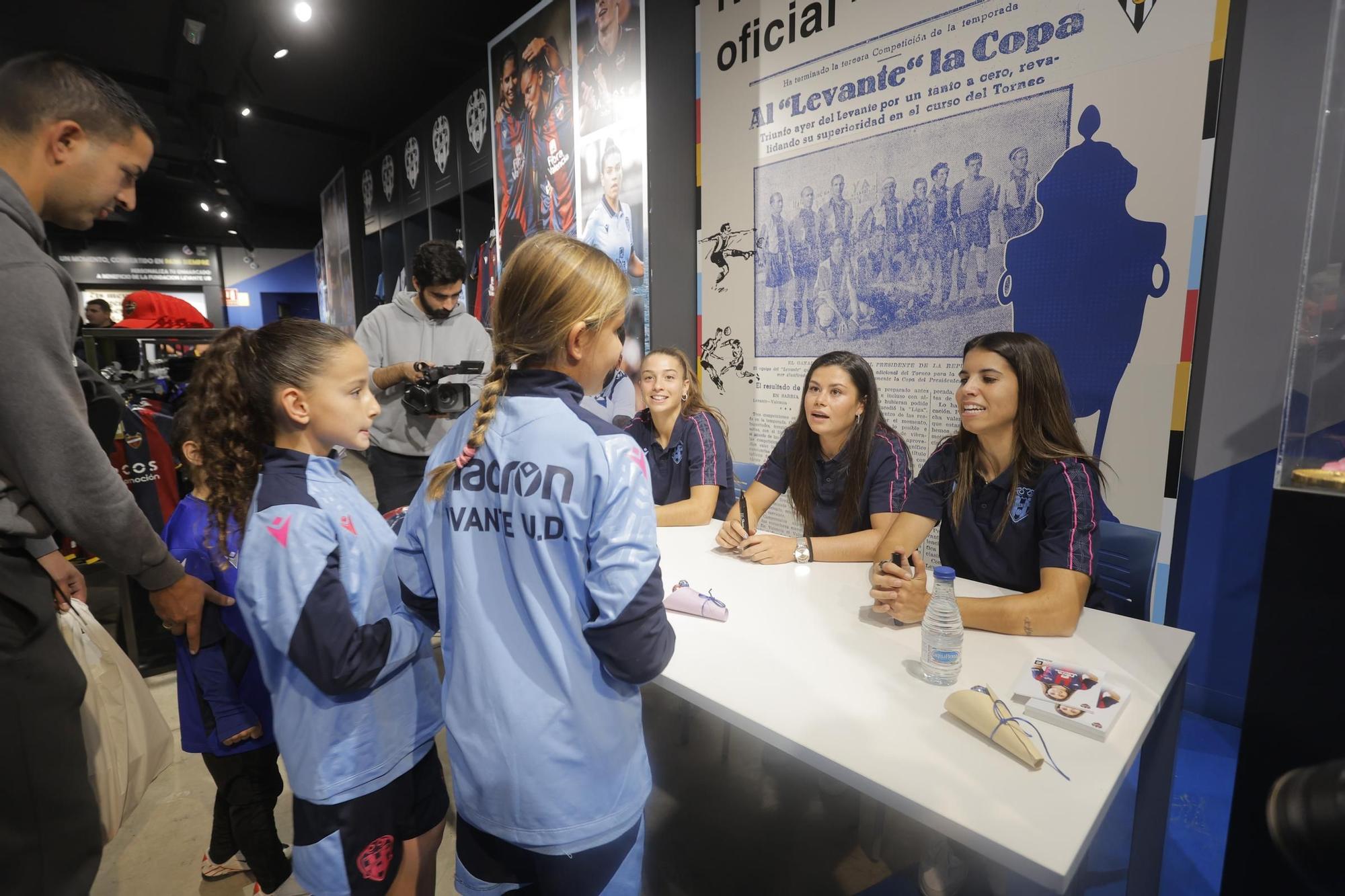 Meet&Greet con las futbolistas Alba Redondo, María Méndez y Silvia Lloris con aficionados