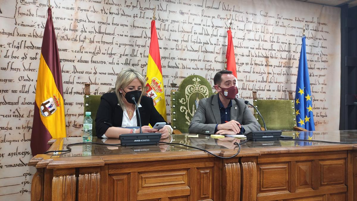 El alcalde, Luciano Huerga, y la concejala de Hacienda, Patricia Martín en el Ayuntamiento. / E. P.