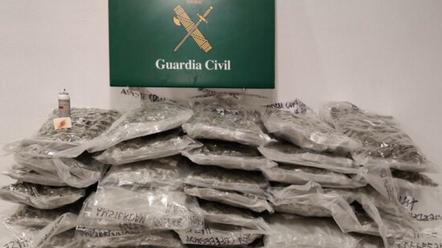 Localitzen més de 60 kg de marihuana amagada a la càrrega d&#039;un camió, a la Jonquera