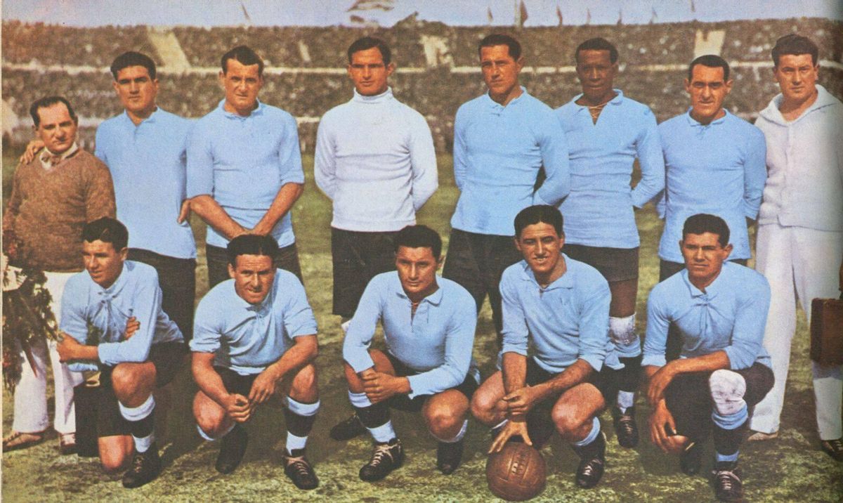 Equipo titular de la selección de Uruguay en la final de la Copa del Mundo de 1930. Arriba, segundo por la izquierda, Gestido Pose; segundo por la derecha, Lorenzo Fernández; abajo, agachados, Pedro Cea y Héctor Castro, segundo y tercero por la derecha.