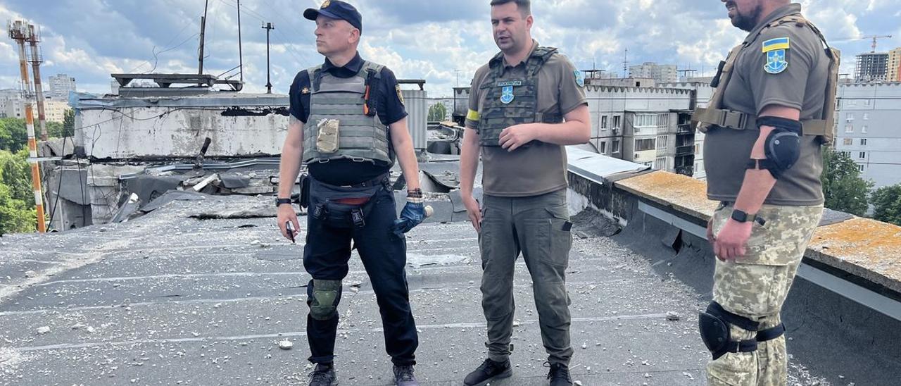 Imagen de una jornada con los fiscales de Járkov en el barrio de Saltivska, el más bombardeado de la ciudad, durante una investigación para recolectar pruebas para casos de presuntos crímenes de guerra.