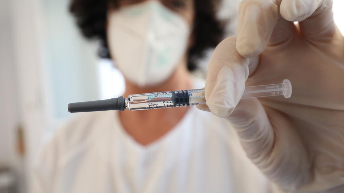 Una sanitaria muestra una dosis antigripal, la semana pasada en Zaragoza.