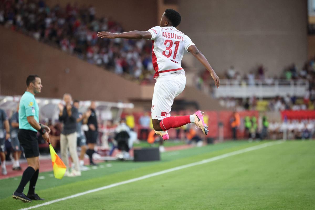 Ansu Fati festeja uno de los dos goles marcados al Metz en el estadio Luis II de Mónaco.