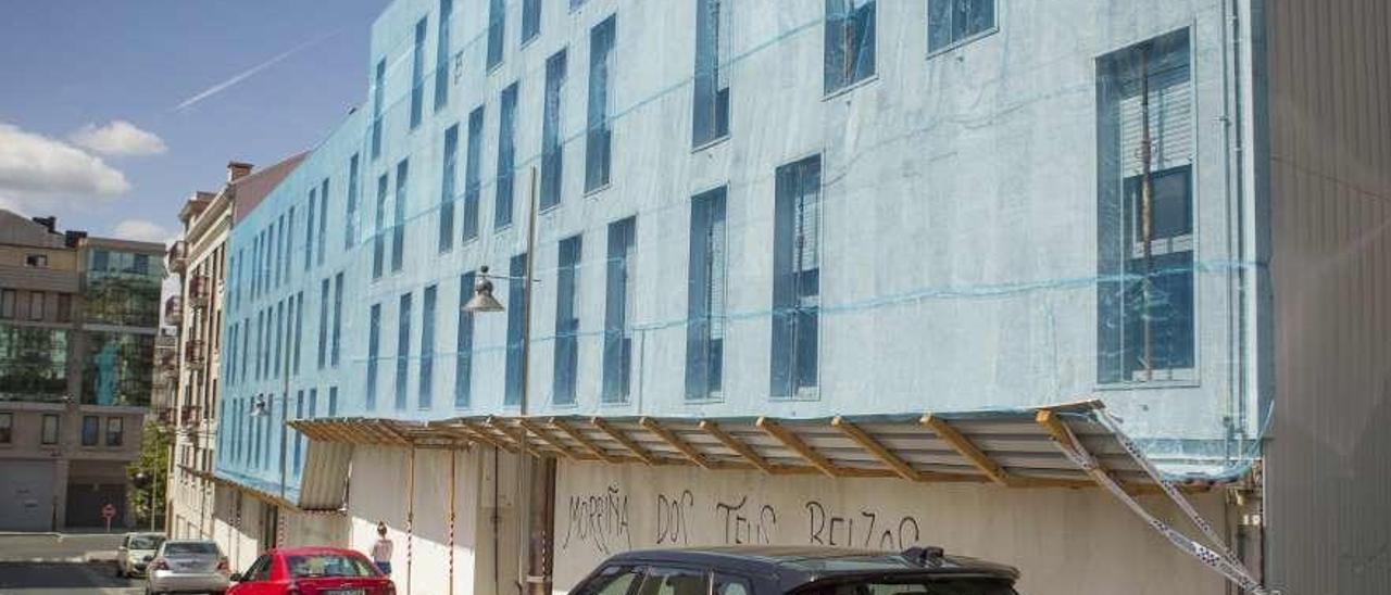 Obras de acondicionamiento de un edificio en Lalín iniciadas este verano. // Bernabé/Javier Lalín