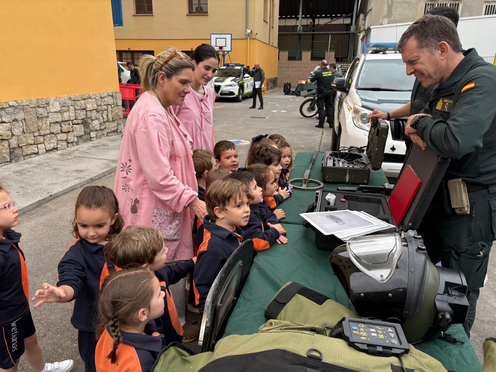 Exhibición de la Guardia Civil en el Colegio María Inmaculada de Laviana