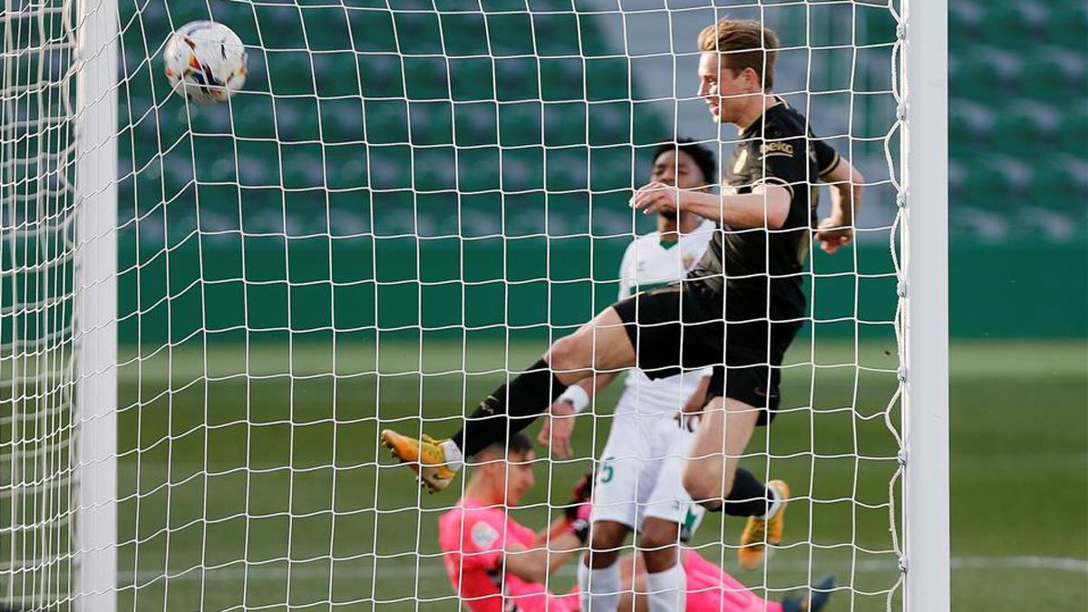 De Jong empuja sobre la línea el gol del Barça