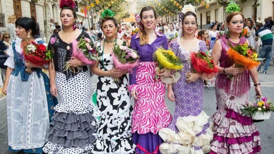 Las mujeres participan en la Ofrenda con los trajes regionales de las zonas donde tienen sus heladerías.