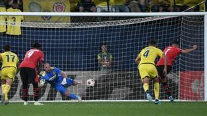 Pepe Reina le paró el penalti a Terrier en el minuto 92 de partido