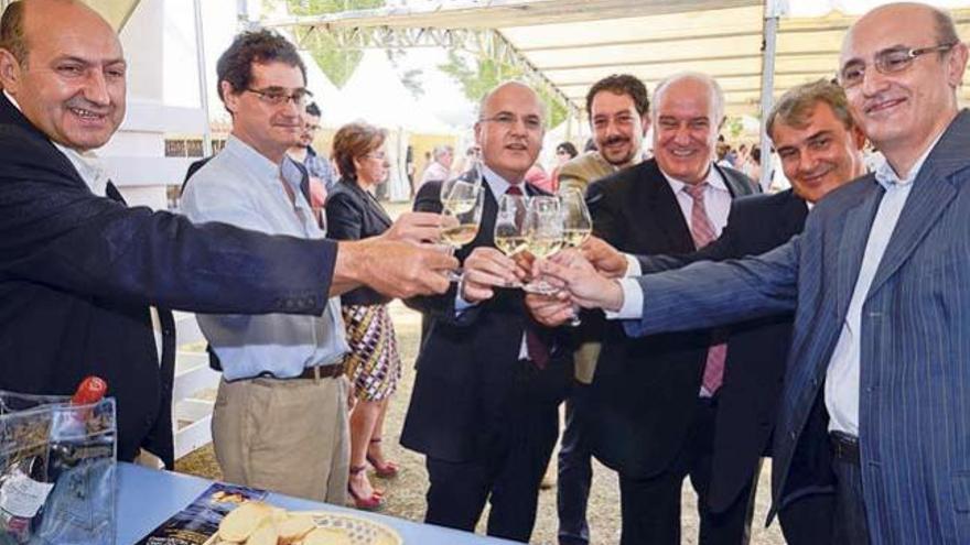 Las autoridades presentes degustan el vino tras la inauguración de la feria.  // Brais Lorenzo