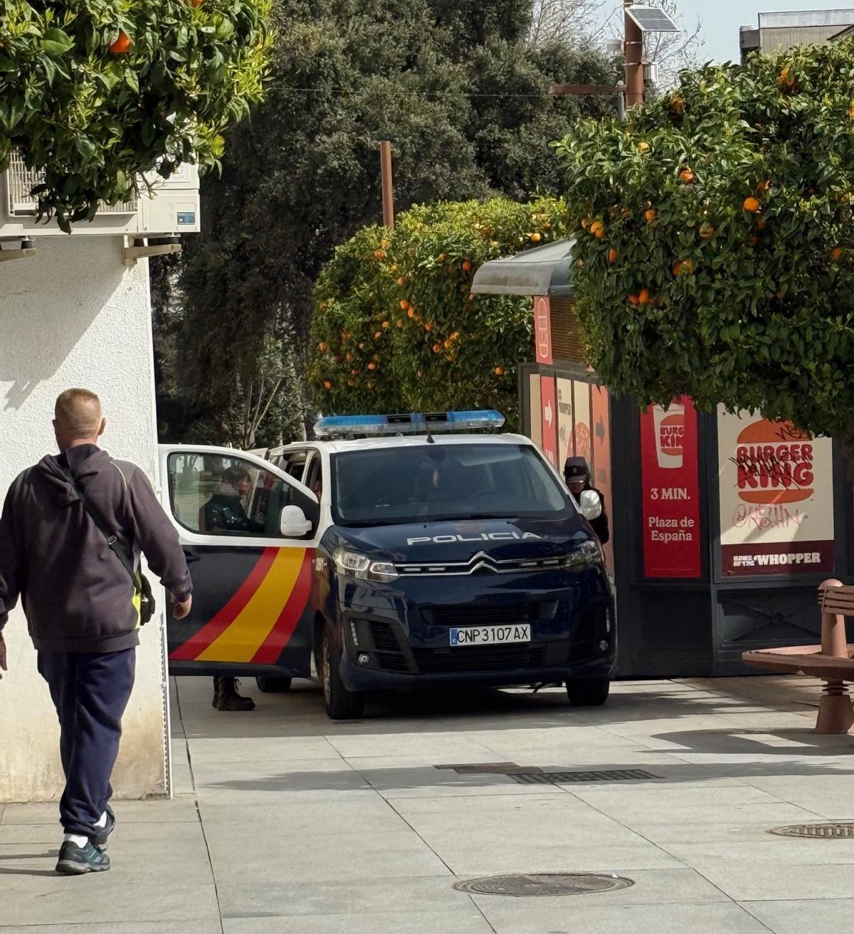Un vehículo de la Policía Nacional durante el operativo desplegado en el centro de Mérida tras dos hurtos casi simultáneos.
