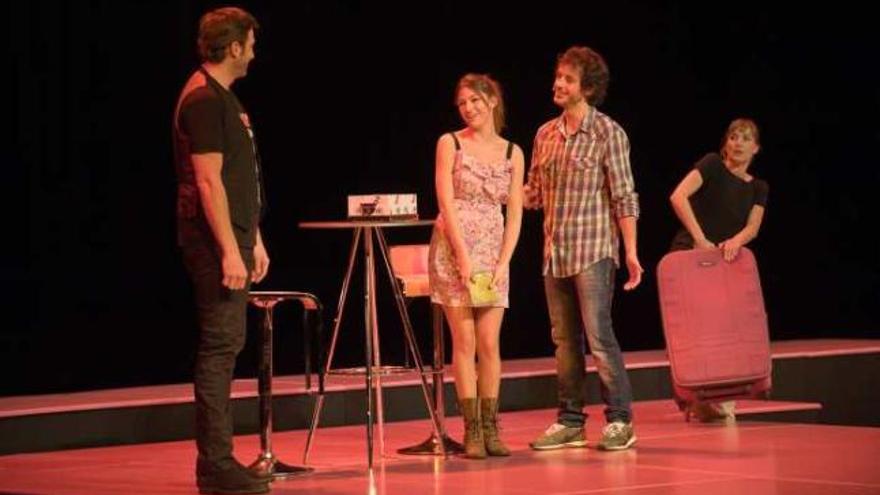 Los protagonistas: Fernando Gil, Úrsula Corberó, Javier Pereira y Cristina Alcázar, en el escenario.