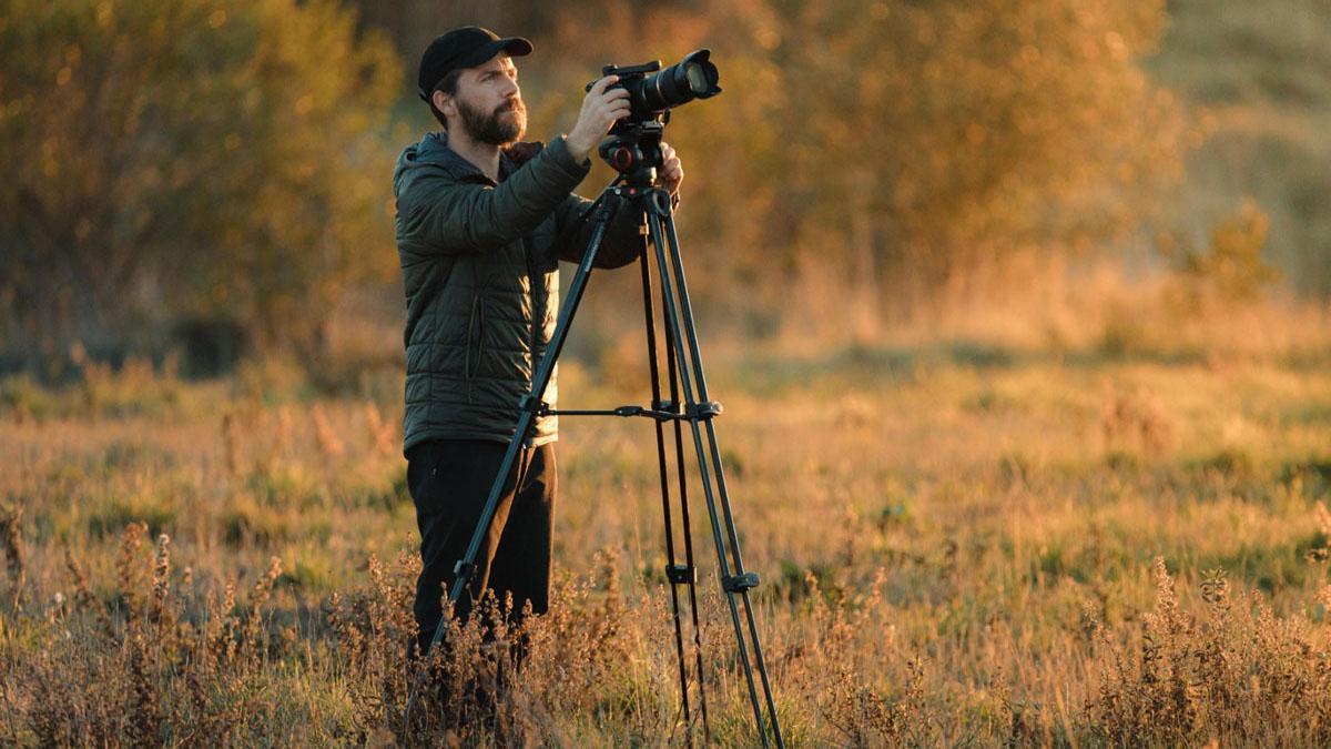 El fotógrafo Xavi Bou, trabajando en una de sus imágenes.