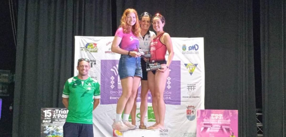 Laura Núñez, en el centro, tras vencer en Posadas en la distancia esprint.