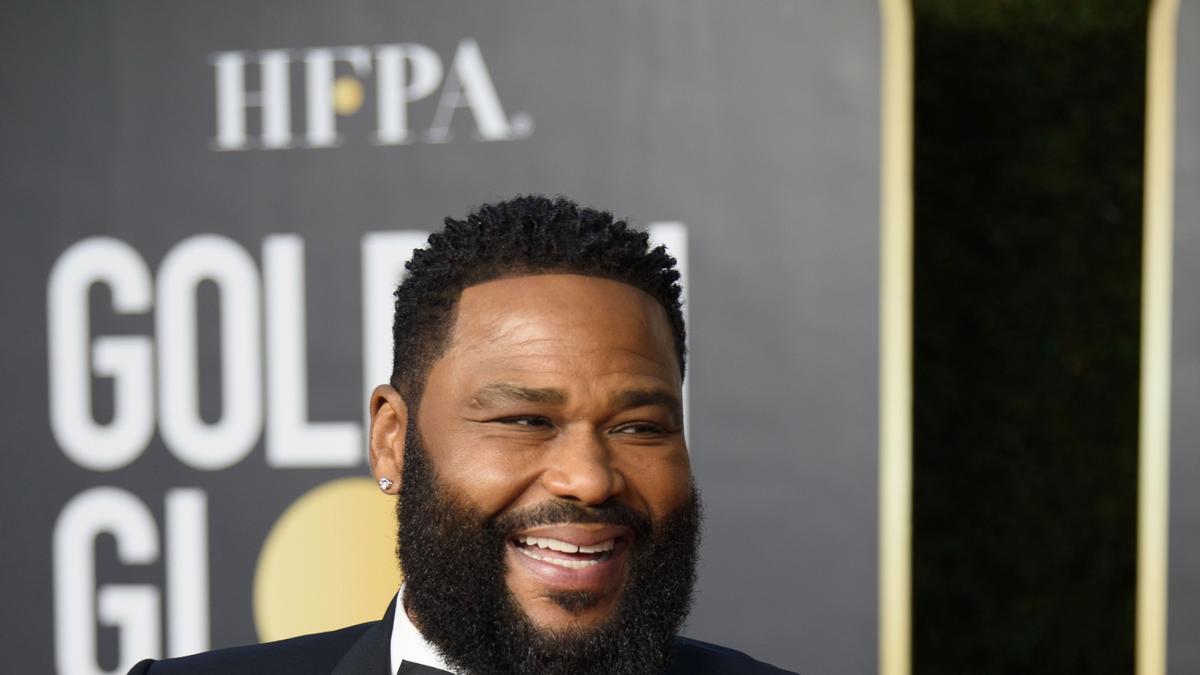 Anthony Anderson posa en la alfombra roja de los Globos de Oro