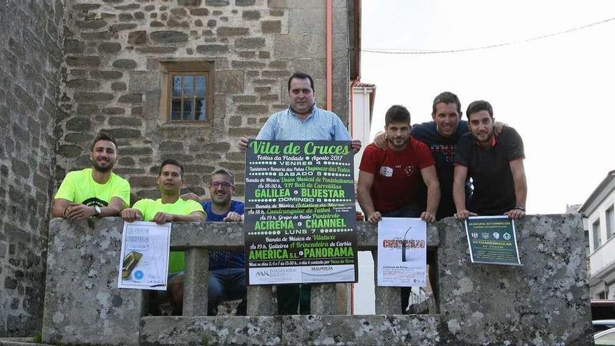 Algunos de los miembros de la comisión de A Piedade en el Concello de Vila de Cruces. // Bernabé