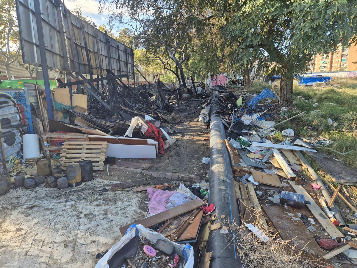 Incendio en un asentamiento de barracas en la calle de Bac de Roda de Barcelona