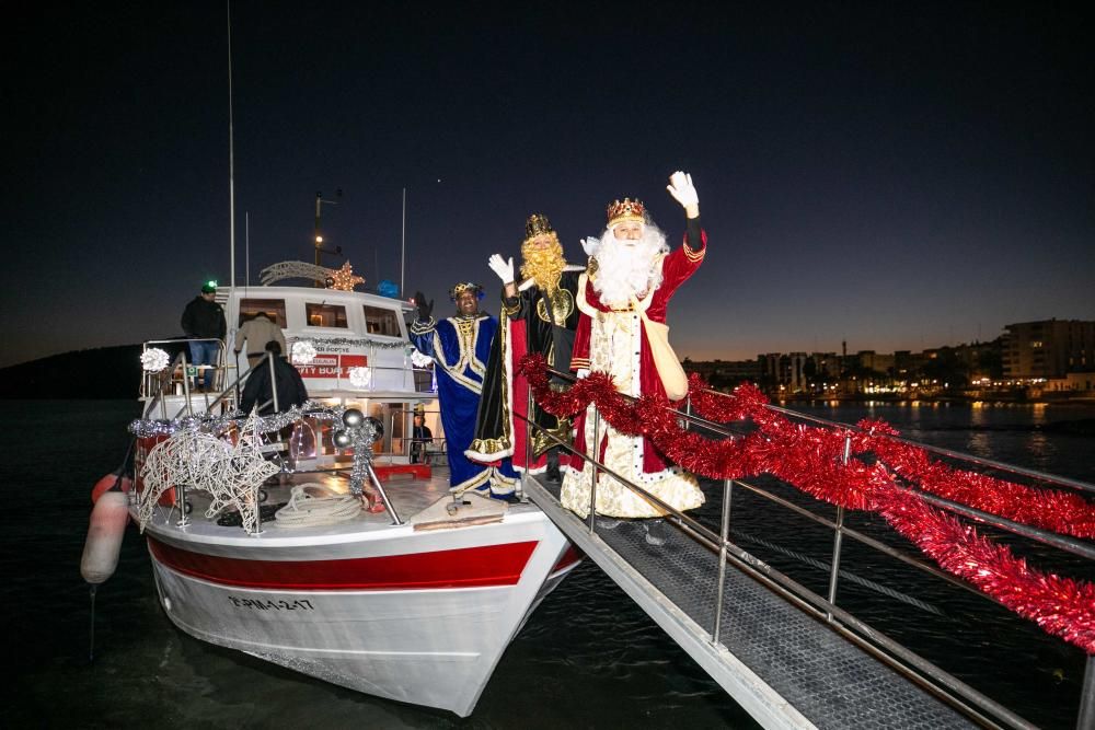 Los Reyes Magos, escoltados por pajes reales y bailarinas, reparten entre el público 800 kilos de caramelos y gominolas