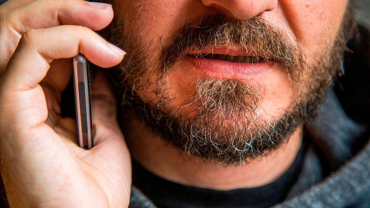 Un hombre atiende a una llamada telefónica.