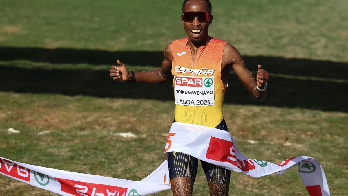 Thierry Ndikumwenayo celebrando la llegada en Lagoa, Portugal