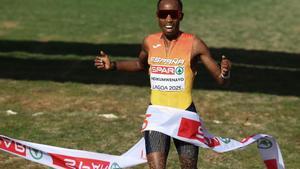 Lagoa (Portugal), 14/12/2025.- Spanish athlete Thierry Ndikumwenayo wins the mens senior category at the European Cross Country Championships in Lagoa, Portugal, 14 December 2025. EFE/EPA/LUIS FORRA