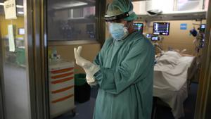 Els sanitaris creuen els dits davant una quarta onada molt agressiva