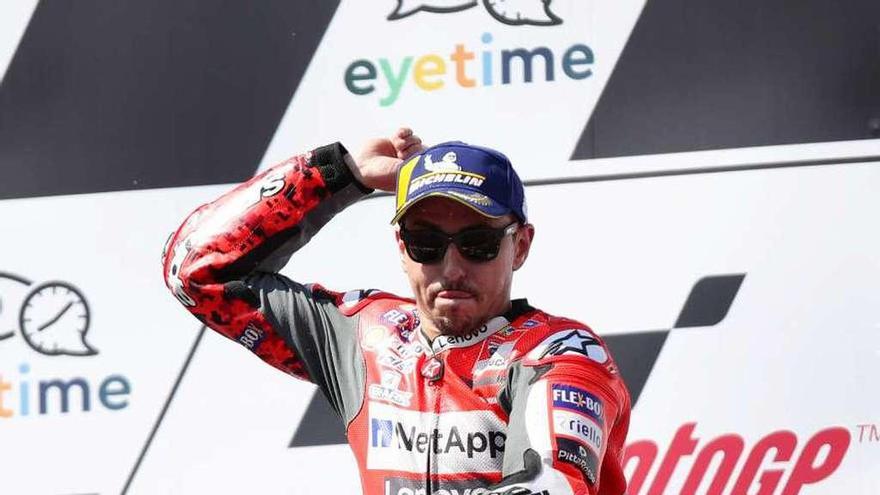 Jorge Lorenzo salta en el podio para celebrar su victoria en el Gran Premio de Austria.