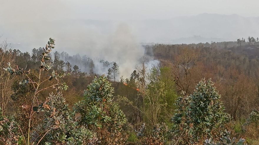 Cerco de fuegos al acuartelamiento de Cabo Noval, que llenan de humo esa zona de Siero