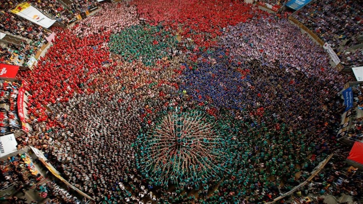 Los Castellers de Vilafranca cargan la 'torre de vuit' en el Concurso de Tarragona.