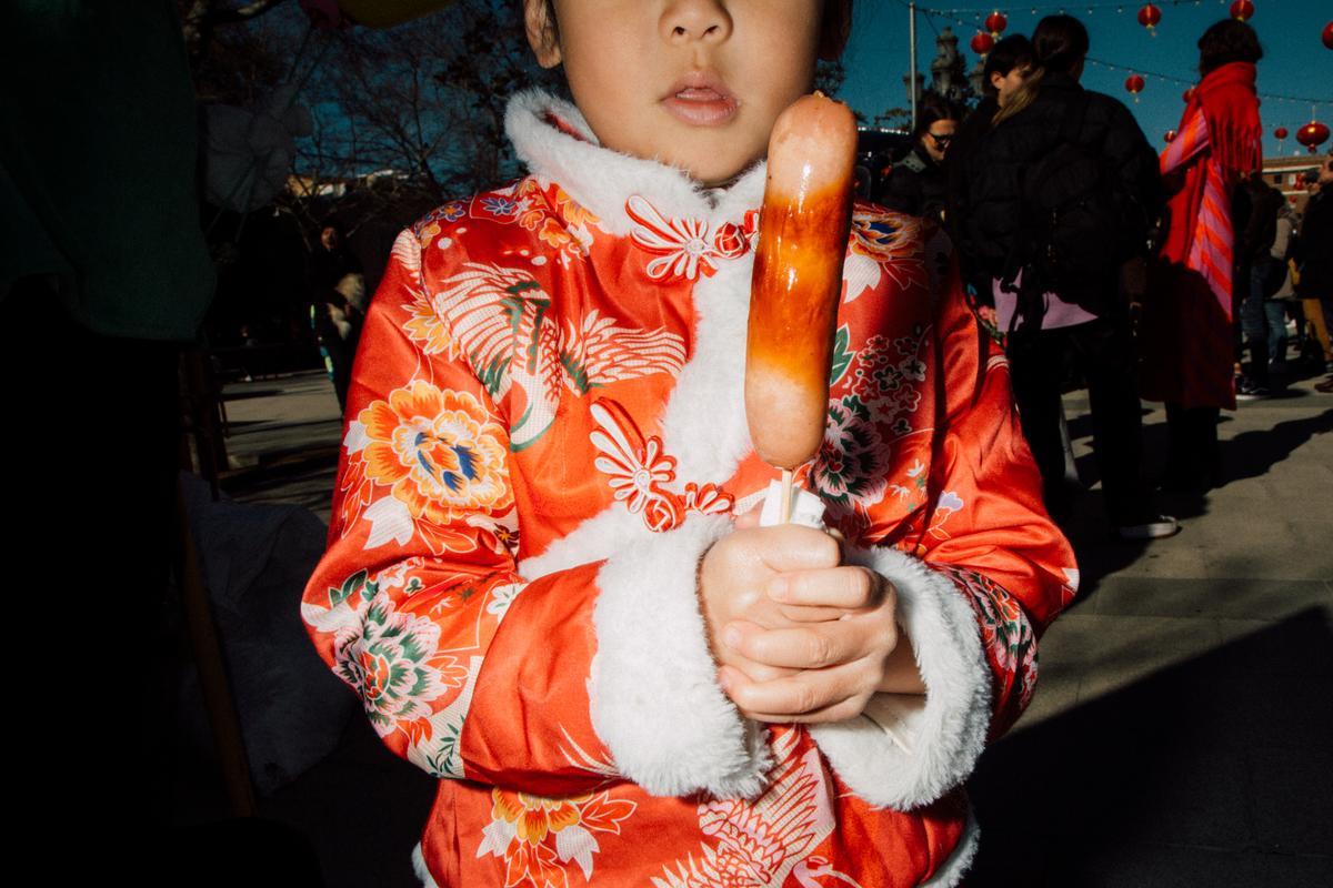 Un niño come en la celebración del Año Nuevo Chino.