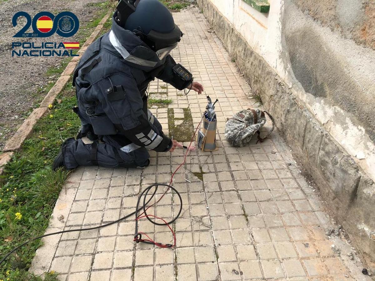 Un Tedax desactiva un artefacto explosivo localizado en la vía pública