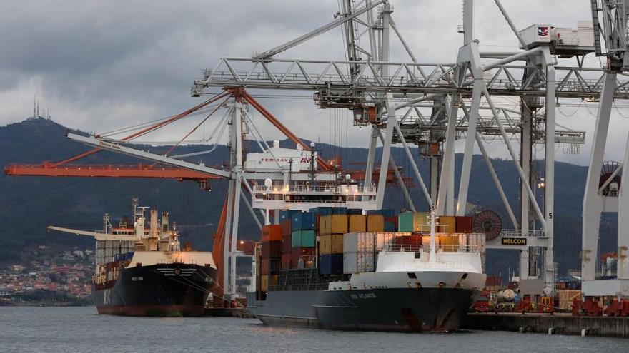 Portacontenedores en el muelle de Guixar. // R. Grobas