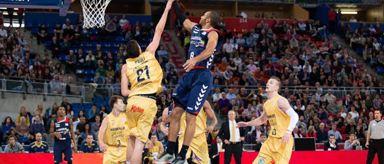 Oriol Paulí (izda.) intenta taponar una canasta del alero húngaro del Laboral Kutxa Baskonia, Adam Hanga, el pasado domingo en Vitoria.