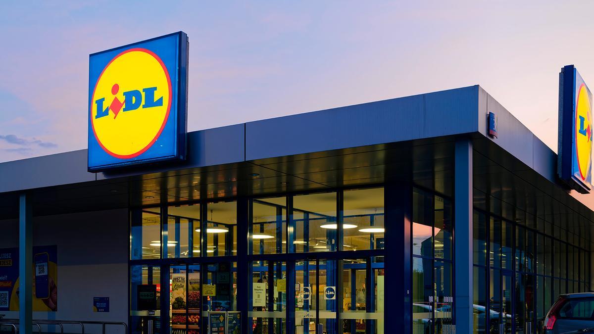 Mañana se esperan colas kilométricas en Lidl para conseguir el banco de terraza con mesa incorporada más barato: todo de madera y una mesa escondida que deja espacio en el suelo