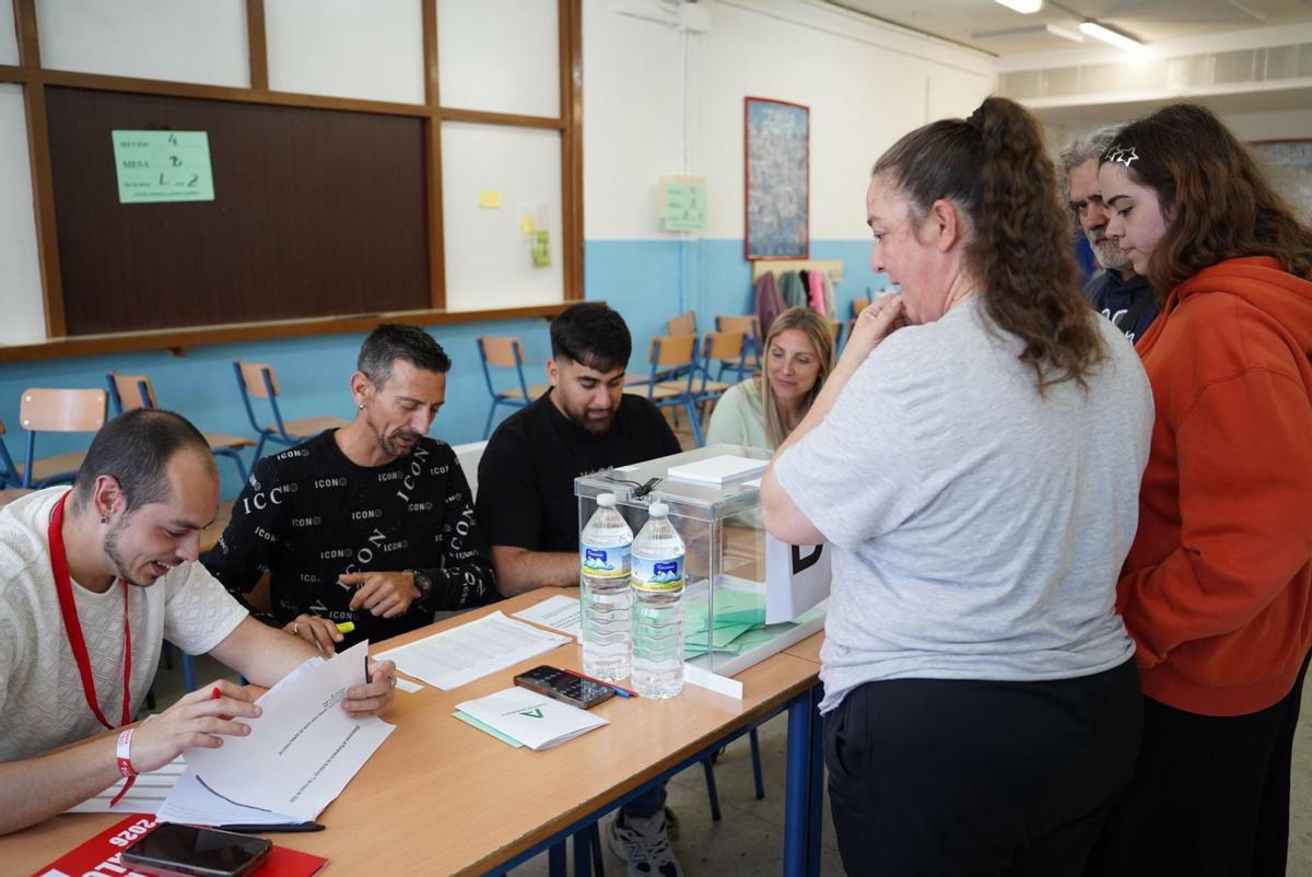 Ciudadanos votando en un colegio electoral de Sevilla.