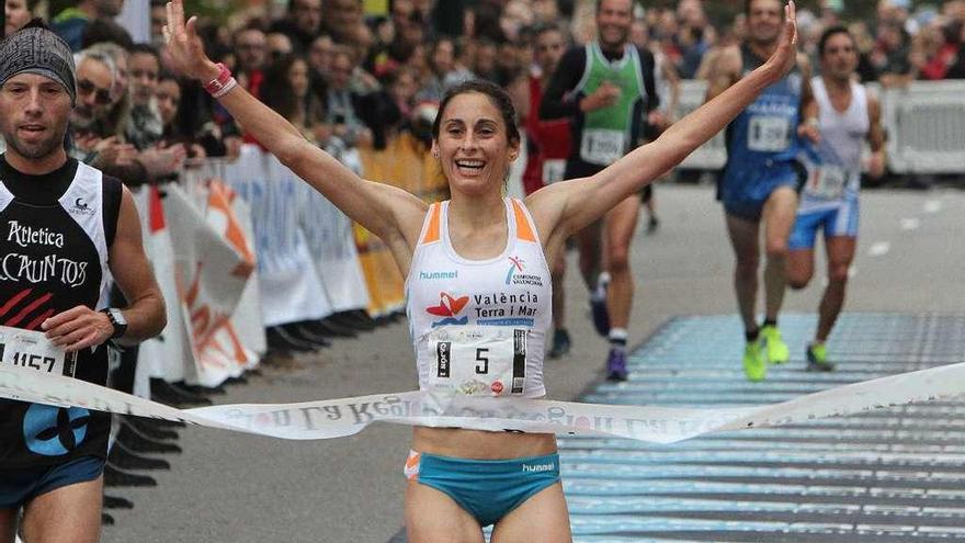 Solange Pereira festeja su victoria en una de las ediciones de la San Martiño de Ourense. // Iñaki Osorio