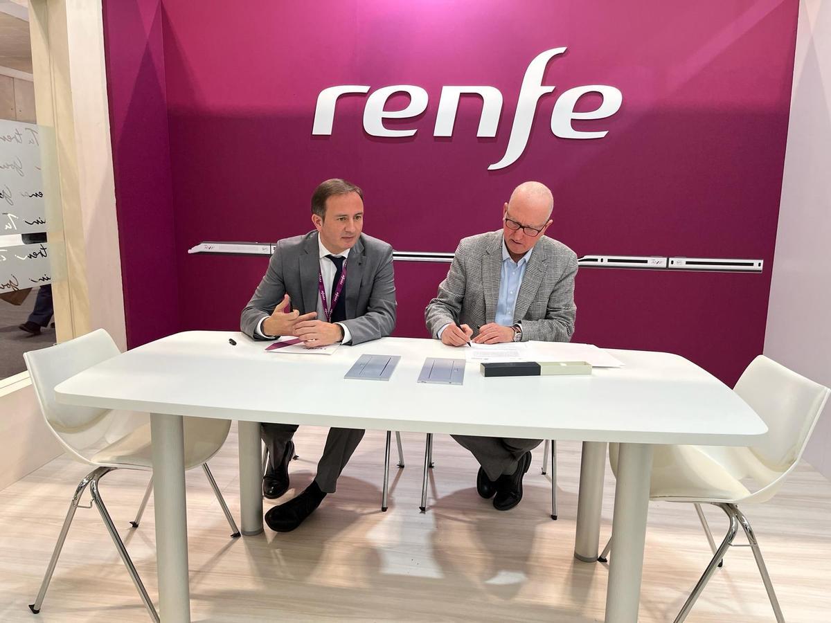 El director del área negocio AVE, Francisco Arteaga, y el director de la Fundación Trinidad Alfonso, Juan Miguel Gómez, rubricaron el acuerdo entre ambas entidades en un encuentro en el stand de RENFE en la feria.