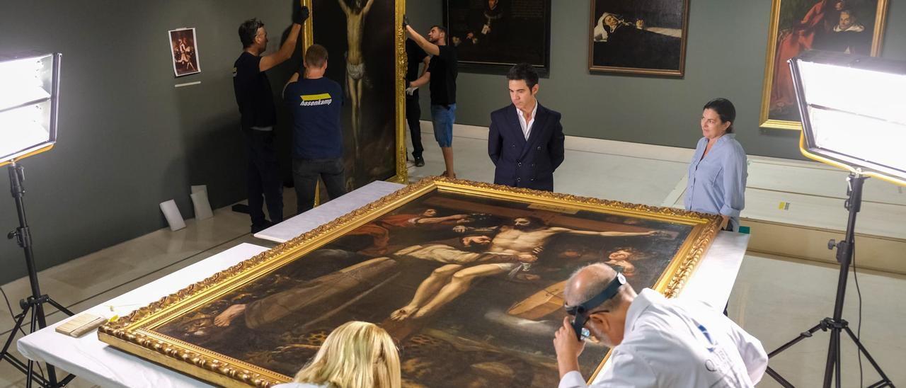 González Tornel revisa las labores de montaje de la exposición en el Thyssen de Málaga.